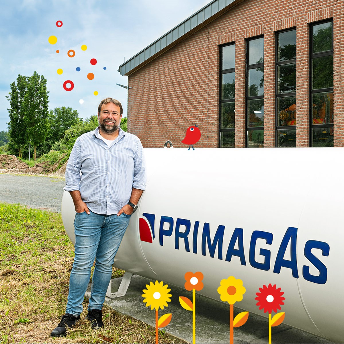 PRIMAGAS Futuria Propan Referenz - Kreis Kleve biogenes Flüssiggas, Herr Nobel vor dem Tank